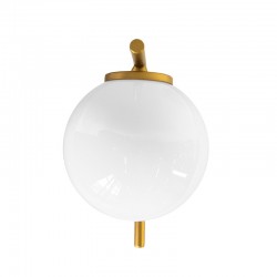 Aplique de pared, armazón metálico en acabado dorado, 1 luz, con bola de cristal Ø 14 cm en acabado opal brillo.