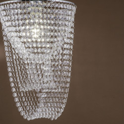 Lámpara de techo clásica, Serie Nareia, armazón metálico en acabado cromo brillo, 1 luz, con elementos decorativos acrílicos.