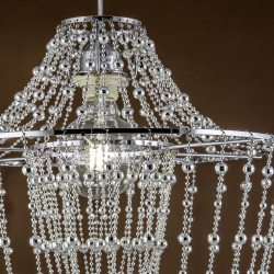 Lámpara de techo clásica, Serie Tebas, armazón metálico en acabado cromo brillo, 1 luz, con elementos decorativos acrílicos.