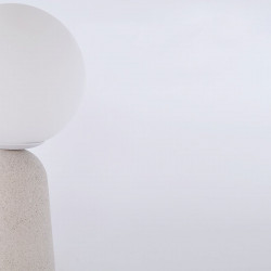 Lámpara de sobremesa moderno, Serie Creta, estructura de cemento, 1 luz, con difusor de vidrio soplado en bola