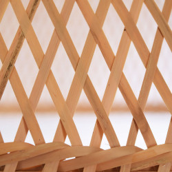 Lámpara de techo colgante moderno, Serie Tan, de diseño ligero y natural. Su pantalla de fibras de bambú