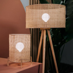 Lámpara de pie de salón, Serie Wala, con estructura de trípode de madera y pantalla de ratán natural.