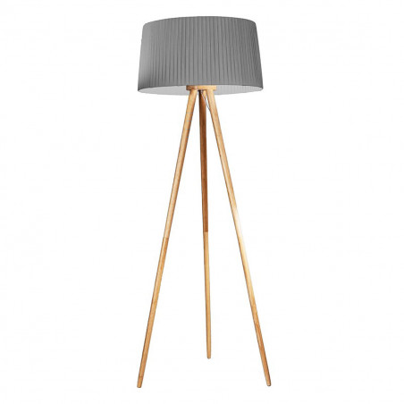 Lámpara de pie de salón, con estructura de trípode de madera y pantalla gris encintada.
