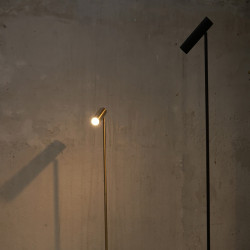 Lámpara Pie de Salón Moderno, serie Milán, estructura metálica en acabado cuero, 1 luz, orientable 180º.