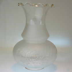 Tulipa para lámpara. Tulipa de vidrio soplado en acabado ácido, con motivos transparentes. 170x125 mm. Boca 55 mm.