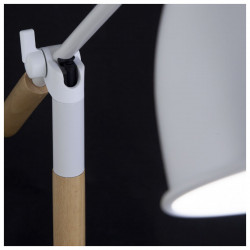Lámpara Flexo Retro, Serie Ristori, estructura metálica en acabado blanco, con elementos de madera, brazo articulado