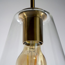 Lámpara de techo con pantalla de vidrio y portalámparas semirrígido en acabado bronce. Esta lámpara de estilo vintage