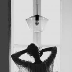 Lámpara de techo colgante, Serie Astrid, con pantalla de vidrio con portalámparas semirrígido en acabado negro.