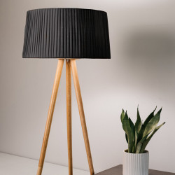 Lámpara de pie de salón, Serie Ona Wood, con estructura de trípode de madera y pantalla negra encintada.