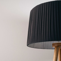 Lámpara de pie de salón, Serie Ona Wood, con estructura de trípode de madera y pantalla negra encintada.