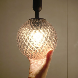 Lámpara de techo colgante vintage, Serie Musa, de 1 bola de vidrio transparente texturizada y acabado negro mate.