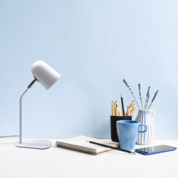 Lámpara Flexo moderno, Serie Didac, de color blanco. Realizado en metal y de estilo sencillo.