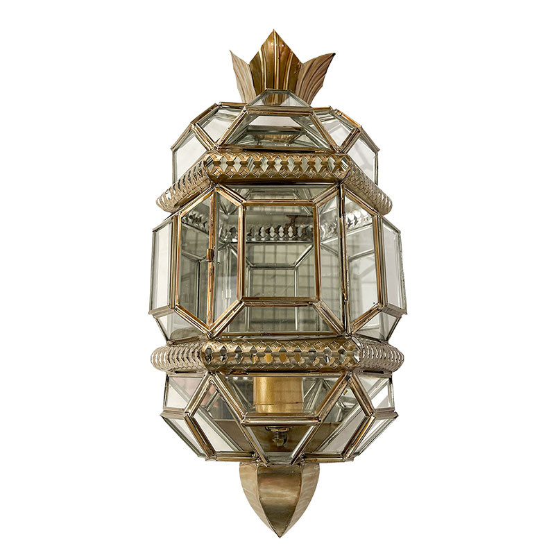 El aplique de pared granadino de la colección Alhambra es una pieza de iluminación de estilo clásico
