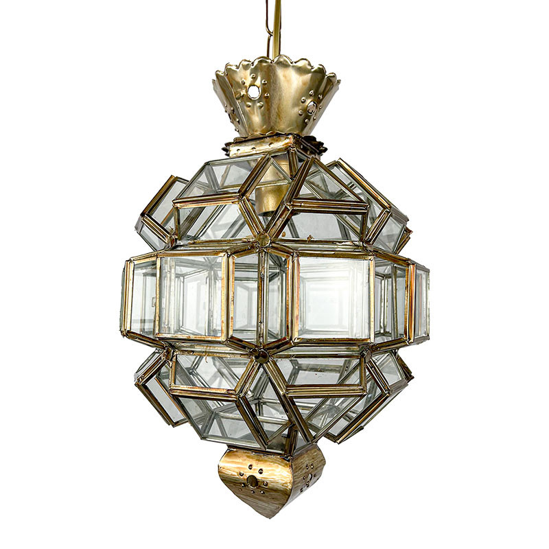 La lámpara farol estilo granadino es una pieza de iluminación elegante y sencilla. Está hecha a mano