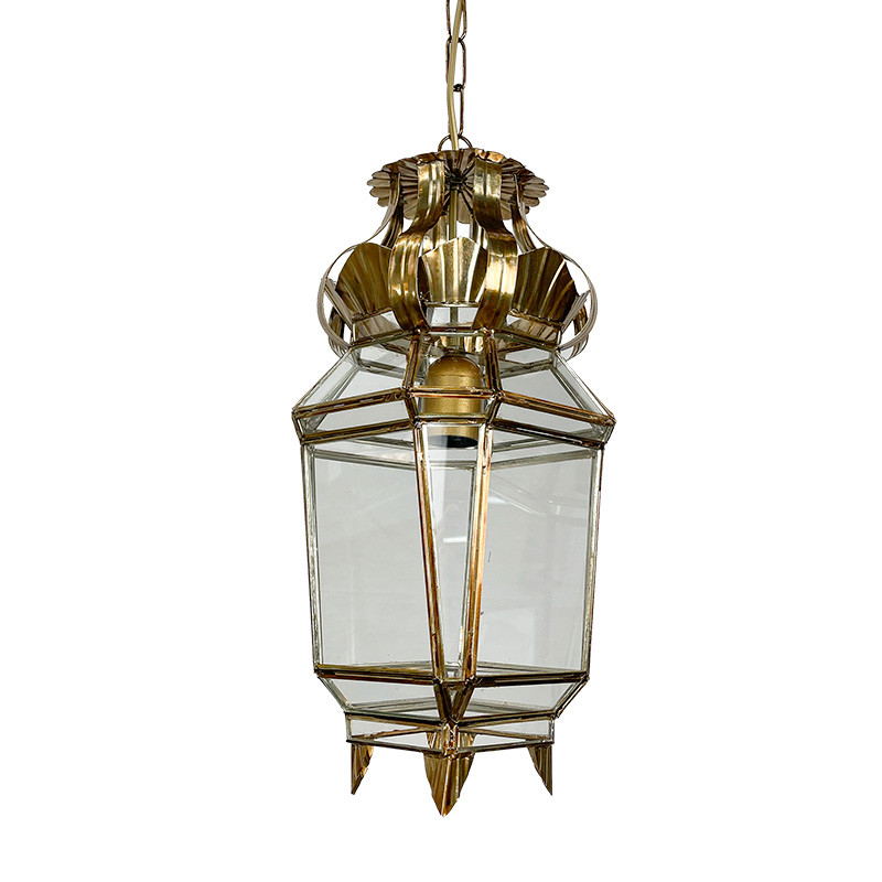 La lámpara farol estilo granadino de la colección Calatrava es una pieza de iluminación elegante y discreta. Está hecha a mano
