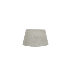 Pantalla cónica abierta serie Salma de color y textura cemento gris. Realizado en material textil.