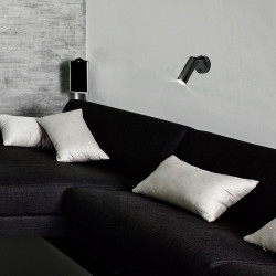 La lámpara / aplique de pared de la Colección Antia es un diseño simple y elegante