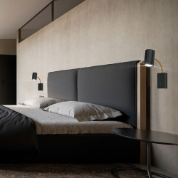 La lámpara / aplique de pared Tayron es una pieza de diseño minimalista y elegante que aportará un toque de sofisticación.