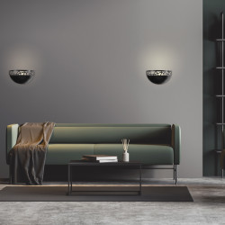 aplique de pared con un diseño moderno y minimalista. La lámpara está hecha de metal y acrílico en acabado negro.